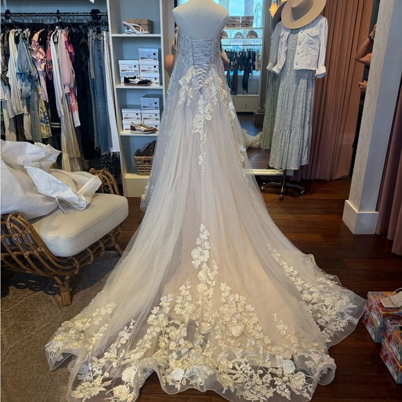 Elegant White Lace Wedding Dress - Picture 1 of 5